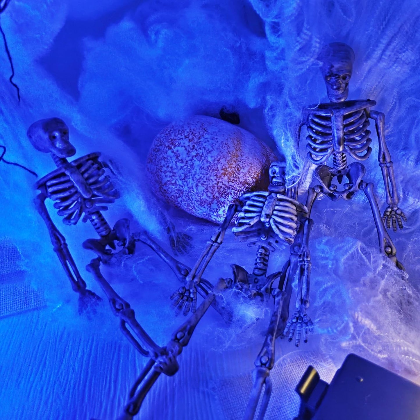 24 Pcs mini skeleton halloween decoration With hemp rope，6”small plastic posable halloween tiny skeleton figurines decor for Halloween Indoor Outdoor Graveyard Decor Haunted House Party Favors